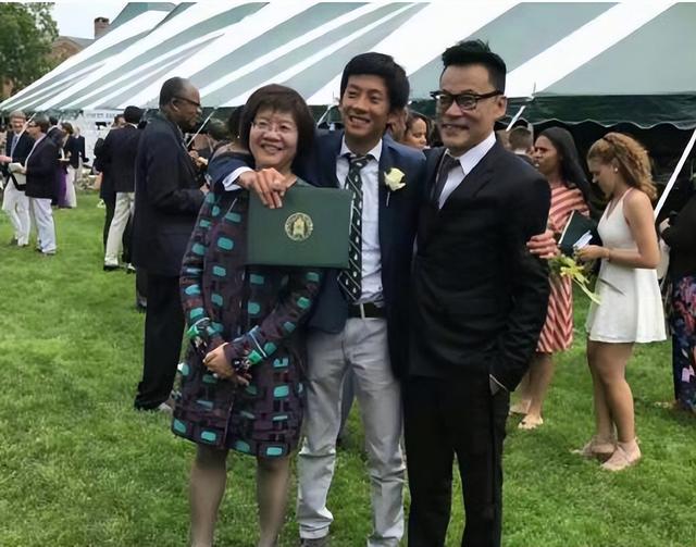 李国庆大婚，凭4个举动口碑暴增，对比96年与前妻婚礼，差距明显