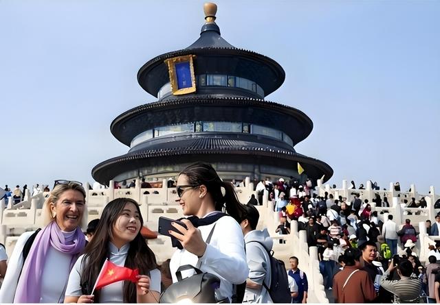 人山人海只看不买，年轻人报复性白嫖，景区赚不到钱了？