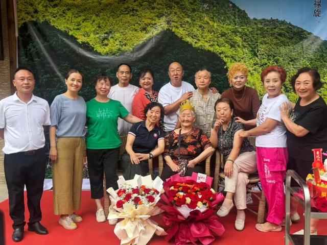 四川游客在桐梓过101岁生日！大家都来沾“喜气”～