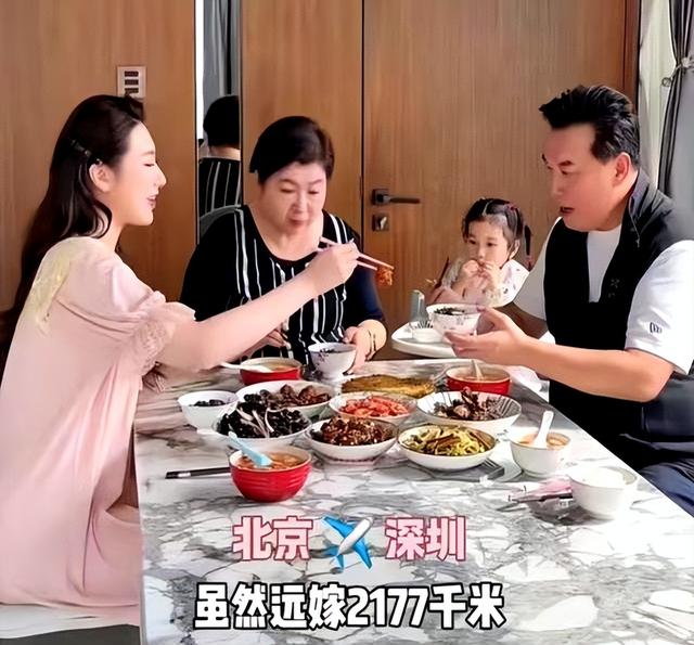 陈佩斯妹妹一家捧场《戏台》，外甥女颜值很高，妹妹张山气质不菲