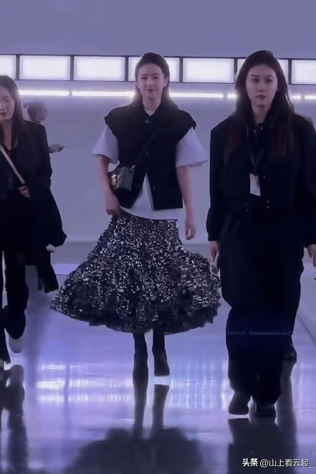 没想到，刘亦菲会被一个工作人员抢了风头黑衣服小姐姐的颜值好高