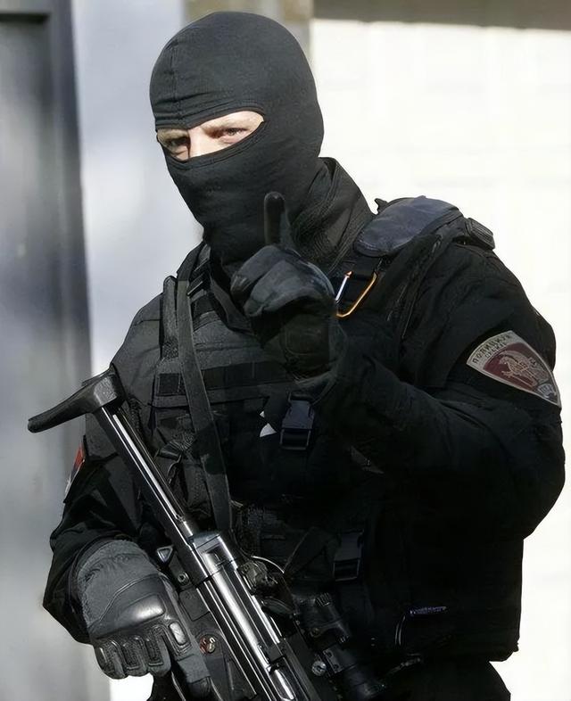 自相残杀？德国军队和警察闹乌龙，街头互相开火，一名士兵受伤