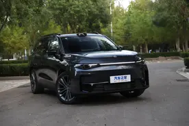 零跑C16：6座+后排大屏+小桌板！续航破千，比理想L8便宜一半！图片