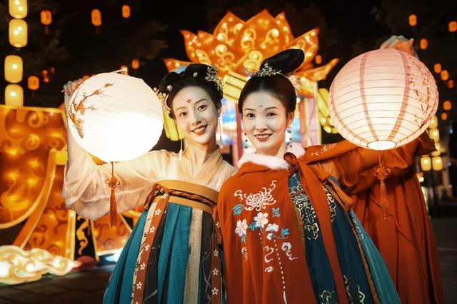 定了定了‼️2025新津普兴街道大型灯笼秘境集市-美食非遗嘉年华将于9月29号启幕→