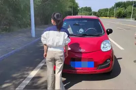 姐姐将车交给备战驾考的妹妹“练手”， 结果......图片