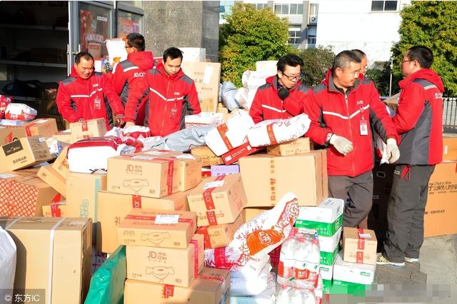 刘强东给老家送年货现场曝光，令人恶心的一幕出现	，当场被人制止