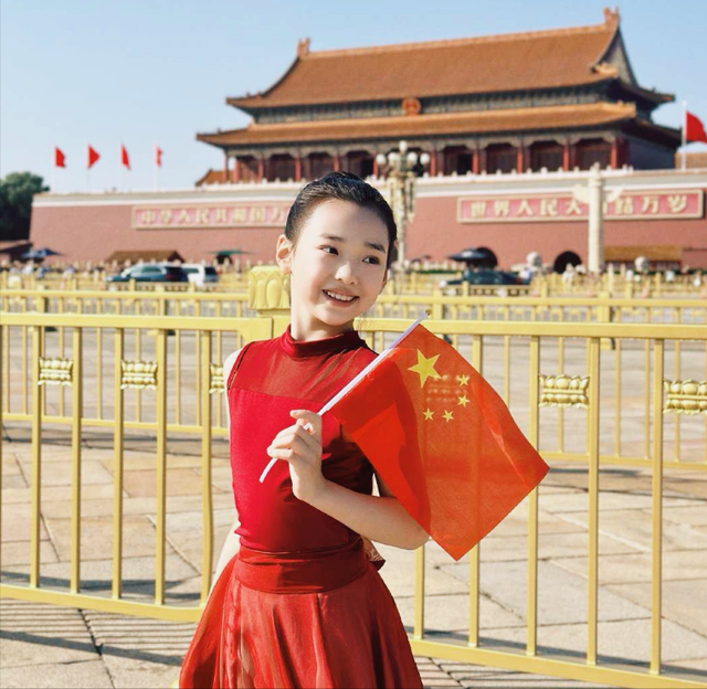 国庆董璇女儿小酒窝，一袭红裙在正阳门前起舞，祝福祖国生日快乐