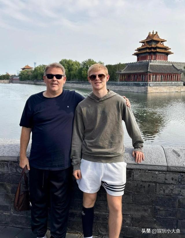 勒布伦和父亲队医中秋节打卡了故宫天坛，和父亲露肩合影好幸福