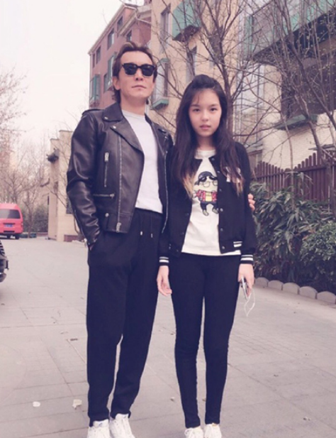 恭喜！李咏女儿官宣恋情！23岁法图麦晒和男友合影，两人有夫妻相