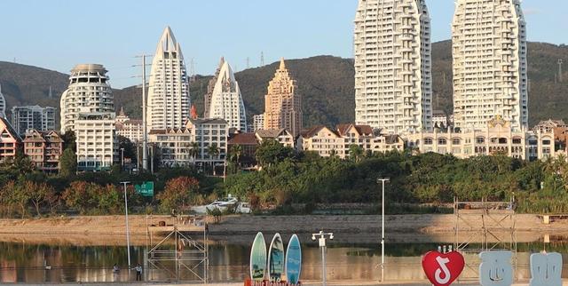 西双版纳夜市尝虫子，当地人口中的美味，白象沙滩等你来