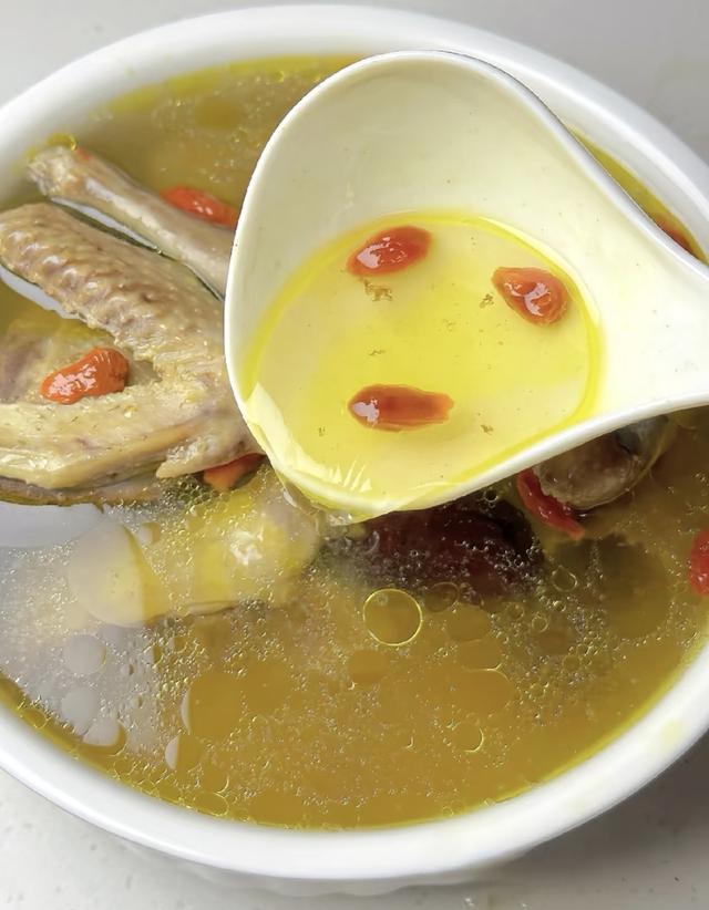 “一鸽顶九鸡”,别总炖鸡汤了,鸽子的4种吃法,健脾养胃补气血
