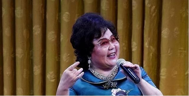 吃里爬外，永不回国？她带领30名演员选择留美，如今年过花甲归来