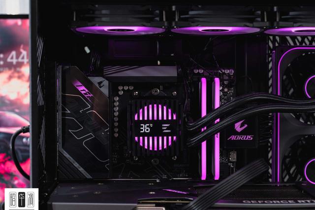 曲面玻璃的通透美学：乔思伯 TK-4 装机实录