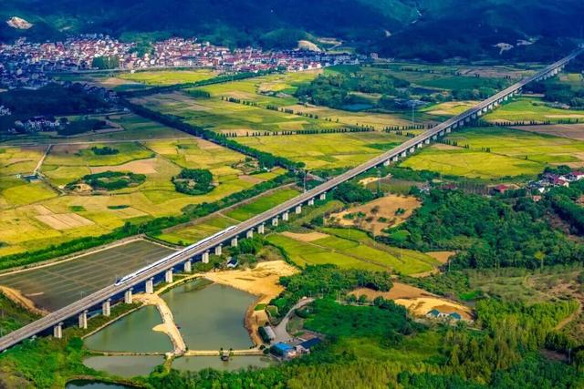 这条高铁火了！串联近10个5A级景区，还能“遇见”李白