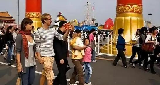 大批美国游客涌入中国，回国后坦言：客观对比，中国比美国强多了