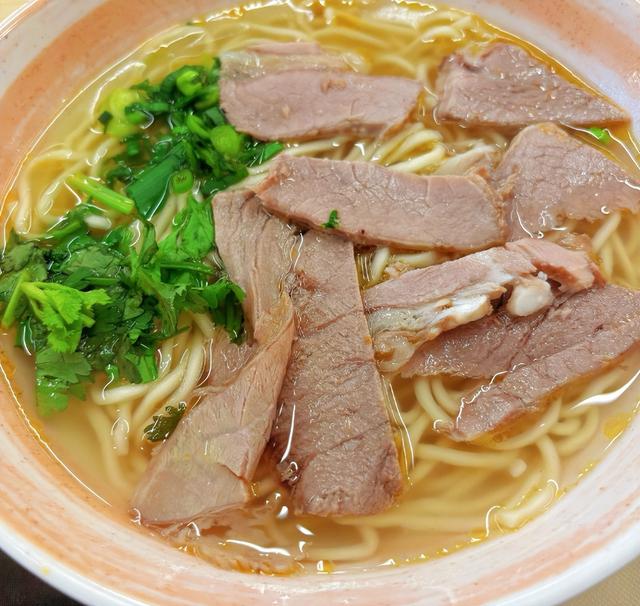 德国美女来中国旅游前备满干粮，落地北京后愣住