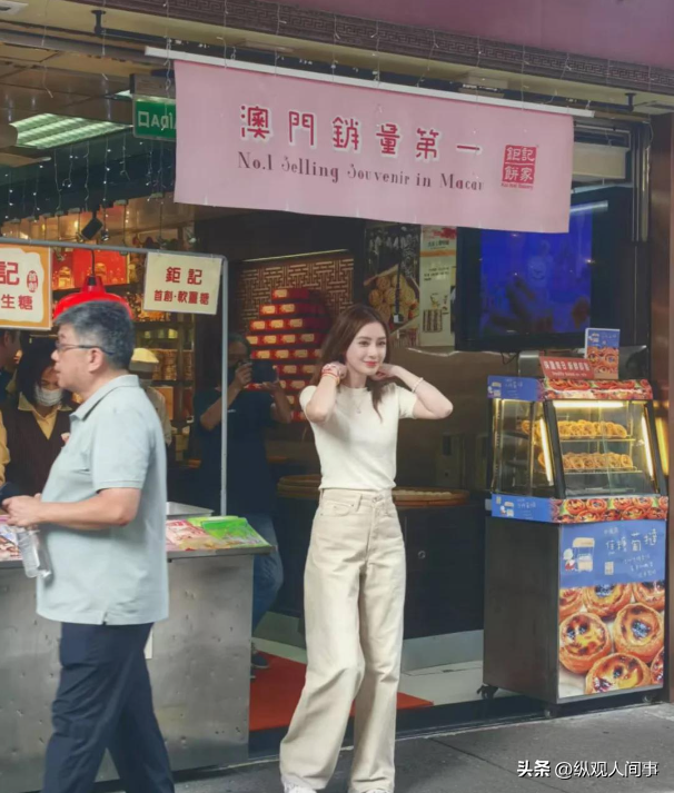 杨颖机场被偶遇，衣服皱巴裤子掉档，双手搬行李还得抱娃，好心酸
