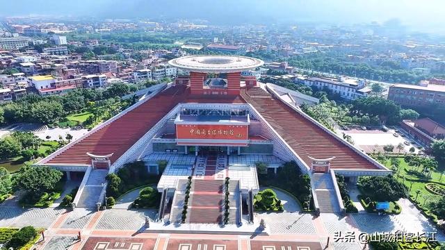 中国这座城市，GDP超万亿却没有地铁，凭啥让游客来了就不想走？