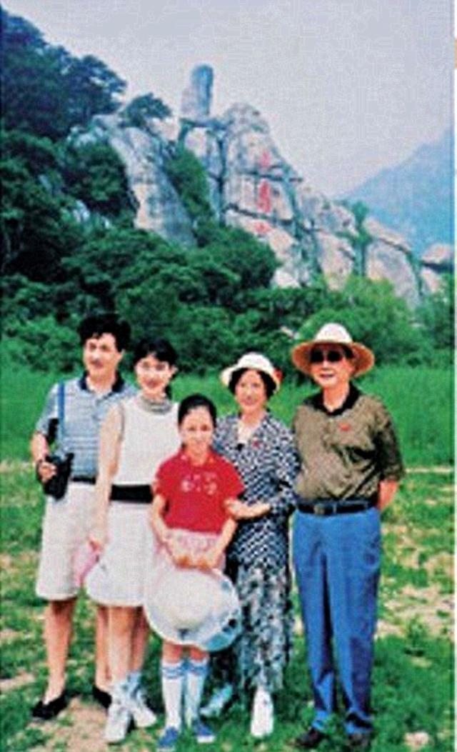1997年，李鹏总理全家在玉泉山游玩，难得团聚	，女儿女婿罕见出镜