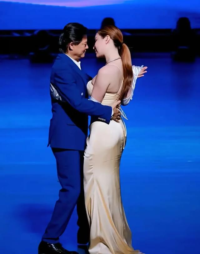 她是央视认证的大歌唱家，嫁大30岁二婚老头，如今周游世界很幸福