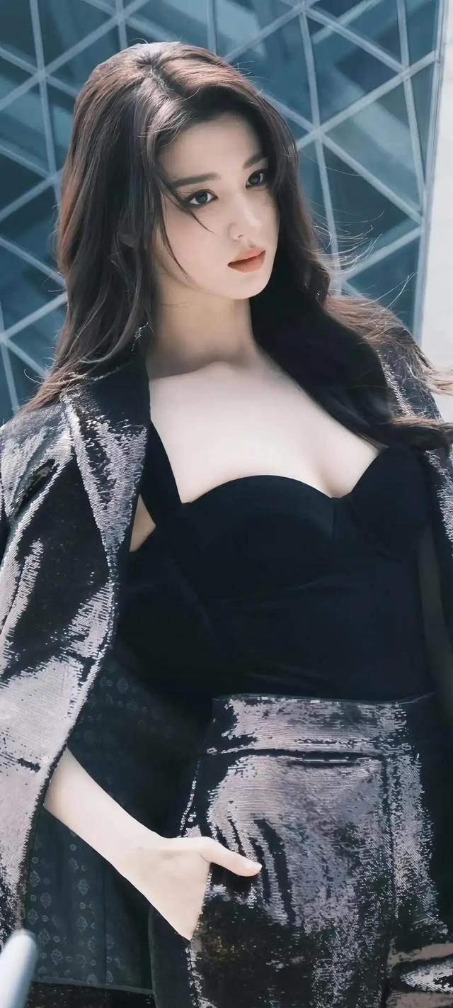 王楚然，白嫩丰满，呼之欲出，要不说她身材好呢