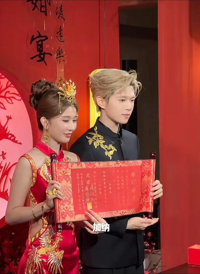 鹿哈官宣和女友订婚！恋爱8年终于修成正果。当众拥吻十分恩爱！