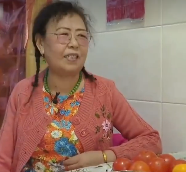 大妈相亲不要彩礼，直言喜欢年轻“壮小伙”，却惨遭52岁大叔拒绝