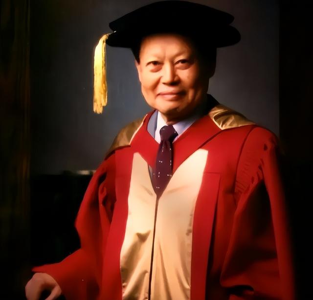 杨振宁身覆国旗，翁帆是家属代表站第一位，重量级好友也到场悼念