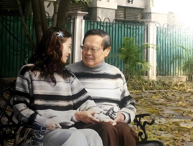 杨振宁家庭情况曝光：三个儿女无人继承物理学，与翁帆关系也很好
