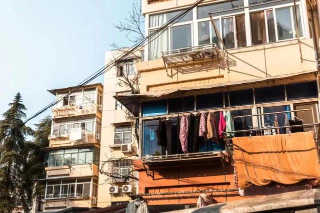 拆迁全面叫停？满24年房龄的老小区，一律按新规处理！业主迎利好