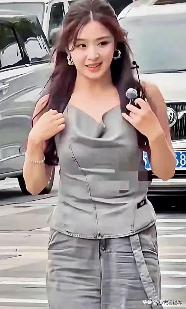 张含韵路透照胖胖的，和精修图差别较大，真实状态下和普通人一样