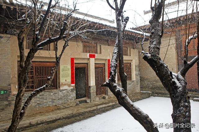 山西襄汾：初雪映丁村 古宅美如画
