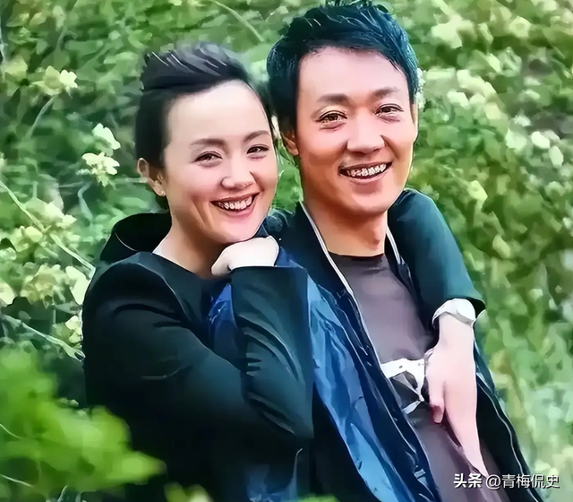 辛柏青近况曝光：和朋友聚餐大笑，身边美女引争议，一举动败好感