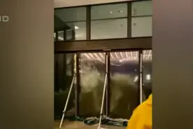 香港一酒店强风下“失守”，海水倒灌涌入大堂，酒店回应图片