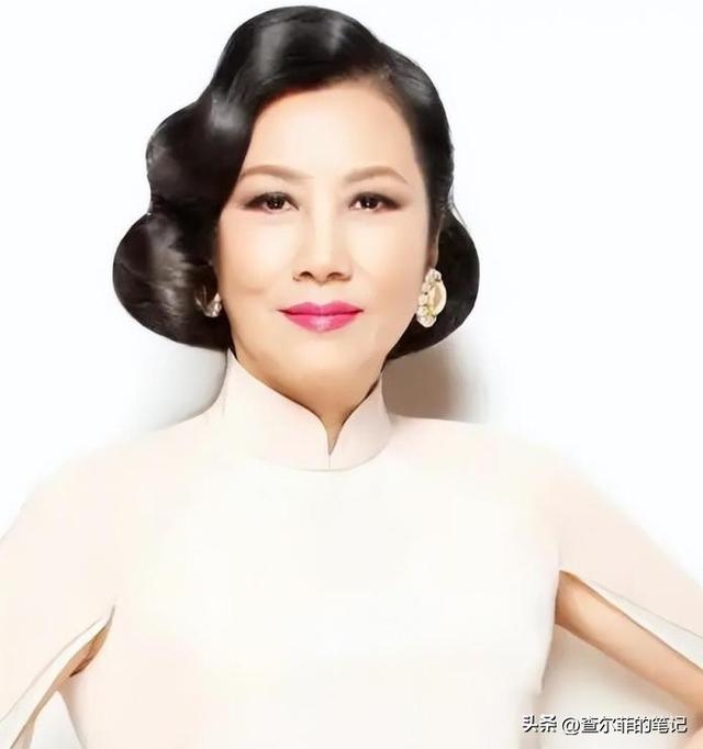 78岁连路都走不稳还开演唱会	，全网骂声一片，她却扬言回馈粉丝