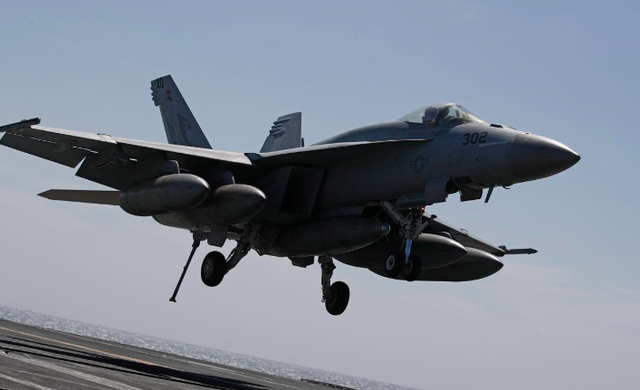 美航母红海三连事故，胡塞用无人机搅局，美国航母教中国海军一课