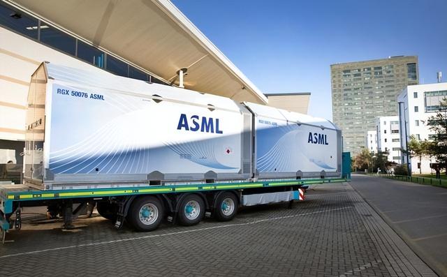 国产光刻机来了！中国发布氟化氩光刻机，与荷兰仍有20年差距