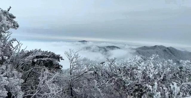 年轻妈妈携带2岁儿子爬雪山跨年受困，被发现时孩子已经失温