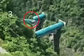 包茂高速安康段两隧道间防护顶棚断裂，交通中断7小时后恢复图片