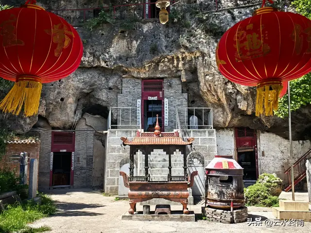 邱祖驻足的青崖洞“低头吸腹夹破头”：除了洞连洞还有“一线天”