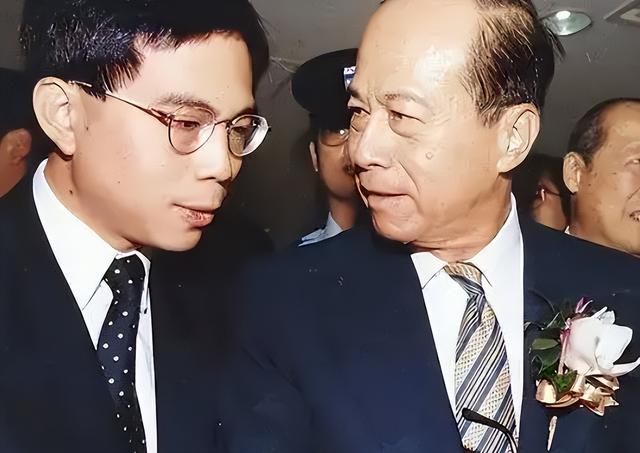 身价千亿有什么用？李嘉诚两儿子的现状，给所有父母都提了个醒