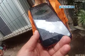 “才换的玻璃又被砸烂了！”住户阳台玻璃顶多次损坏，真相是……图片