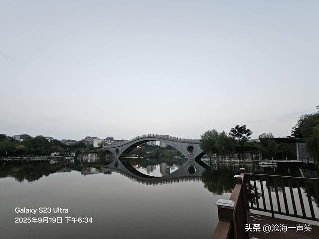 郑风苑，风月无边满庭芳华，小桥有意流水无情，情到尽头皆是空！
