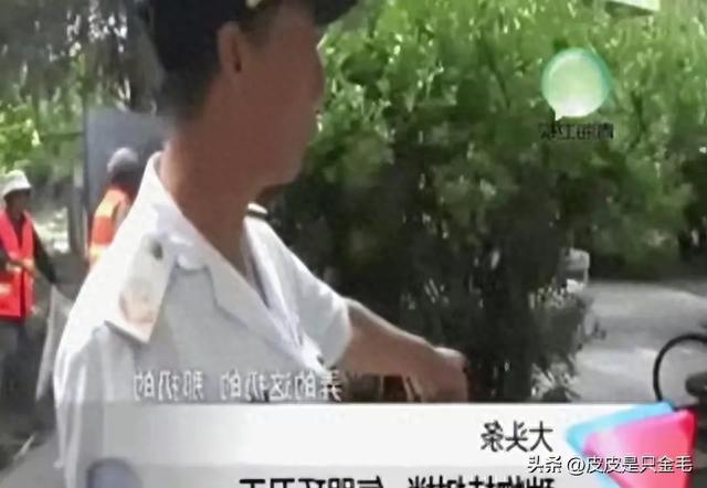 就地办事，小套套乱扔”，小树林成野战地，环卫工多次亲眼目睹！