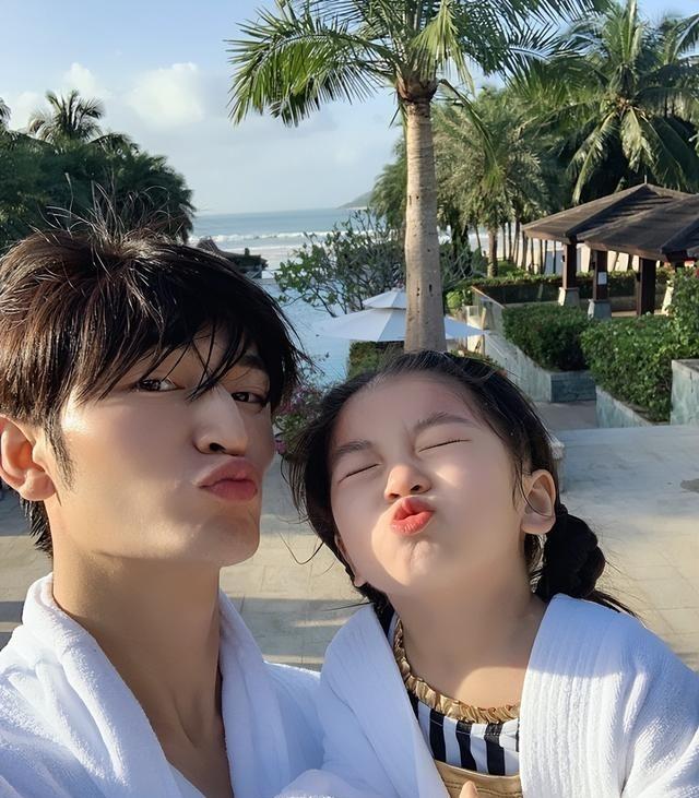 尹颂：靠颜值和实力主持春晚，如今事业稳定，女儿遗传高颜值
