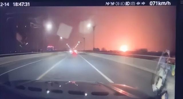 河南洛阳，工厂夜间起火、网友拍下瞬间、事故原因仍未查明。