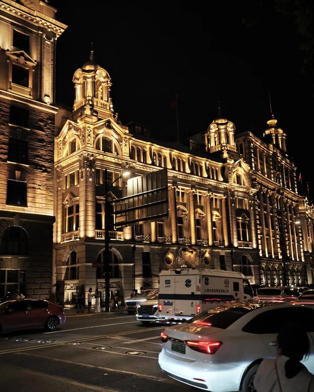 上海外滩近代建筑群夜景，让很多人停下了脚步！