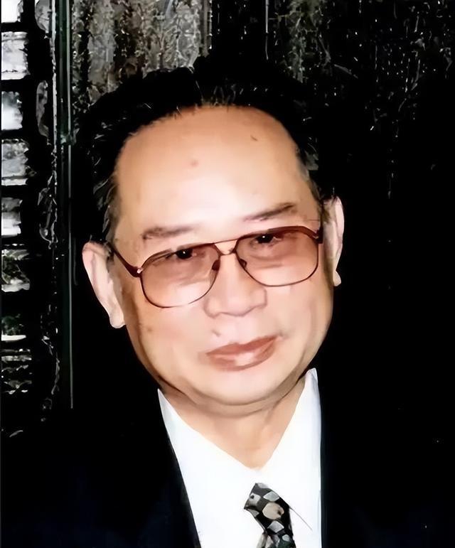 李鹏总理儿媳罕见留影，五官端正长相大气，爷爷功勋卓著比肩元帅