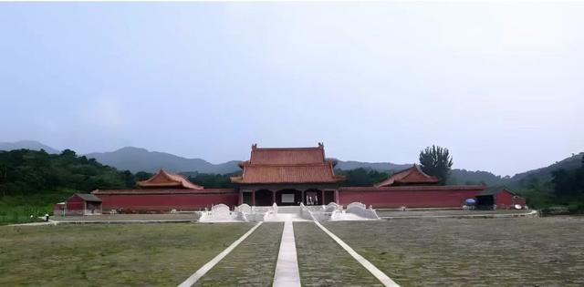 1983年，慈禧内棺被打开的罕见镜头，遗骸已经发黑，牙齿仍然完整