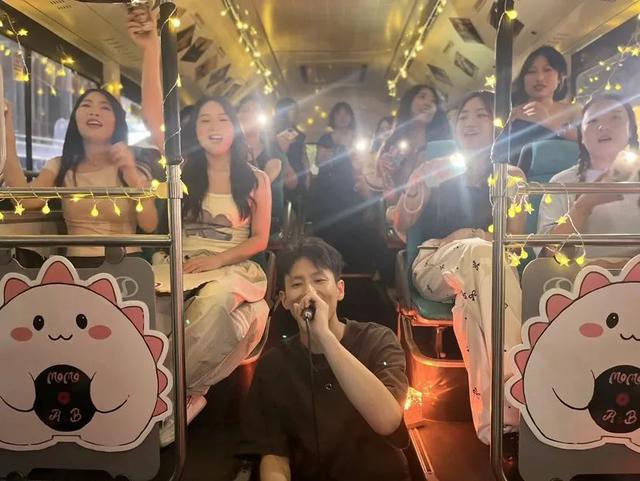 听着R&B夜游成都！“音乐巴士”加场啦